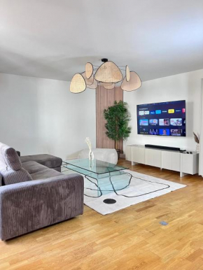 Grand Appartement ultra moderne Plein Centre, plage à pieds, avec parking